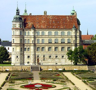 G&uuml;strower Schloss
